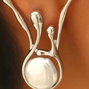 Dramatic Sculping Pearl Earrings